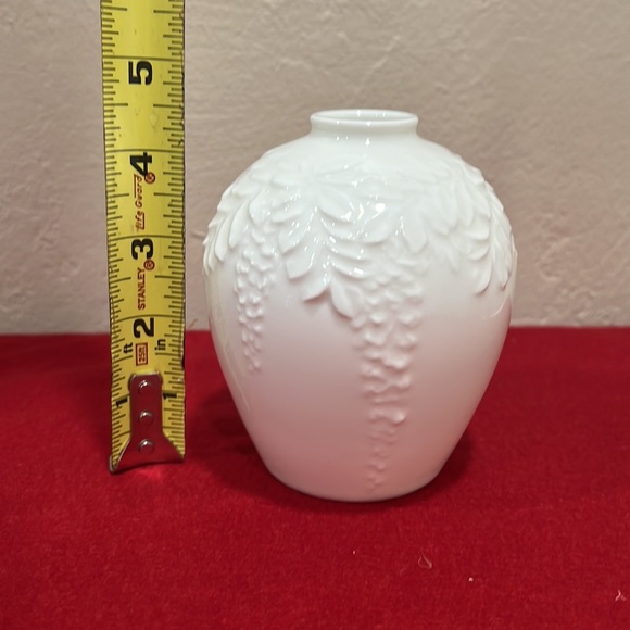 Noritake ivory colored 5” bud vase vine leaf embedded and embossed - Picture 3 of 4